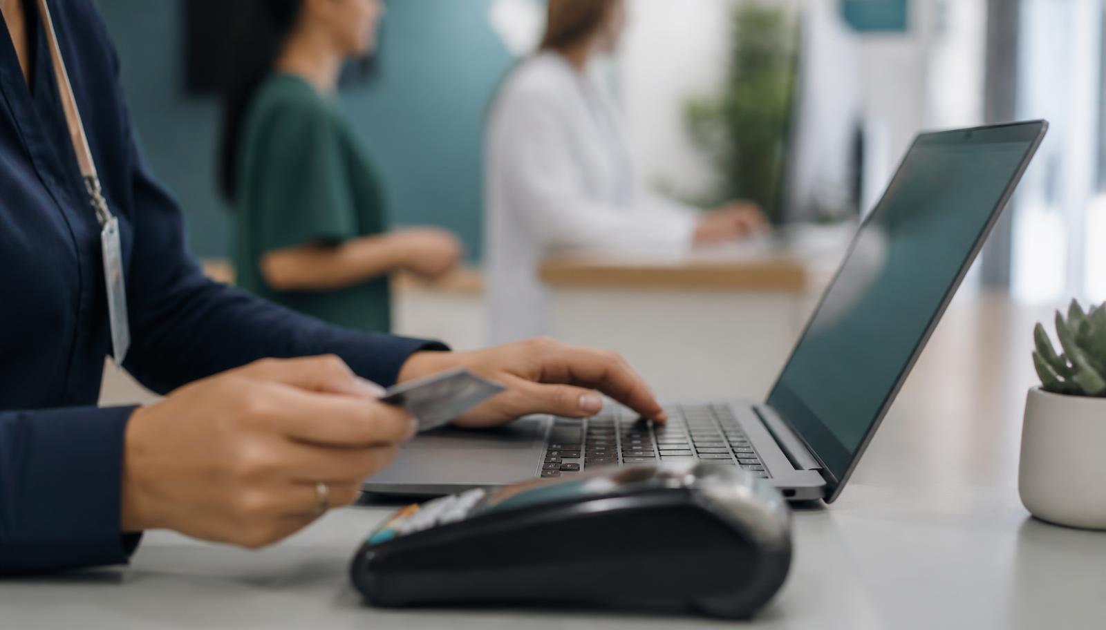 Praxisempfang mit Laptop und Kartenlesegerät bei der digitalen Erfassung